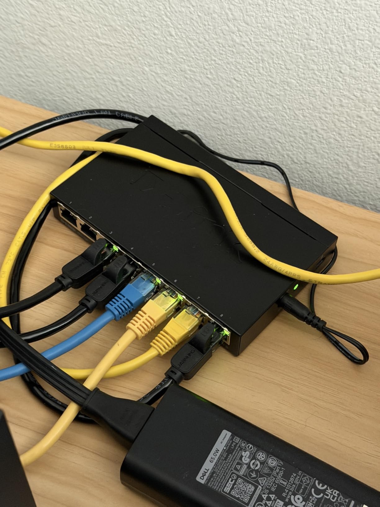 D-Link DGS-108, 8 Port Gigabit Ethernet Switch Unmanaged, Network Splitter, Silent Fanless, Network Hub, Sturdy Metal with Shielded Ports, Compact Desktop/Wall Mount, QoS, Energy Saving, Plug and Play customer photo 1