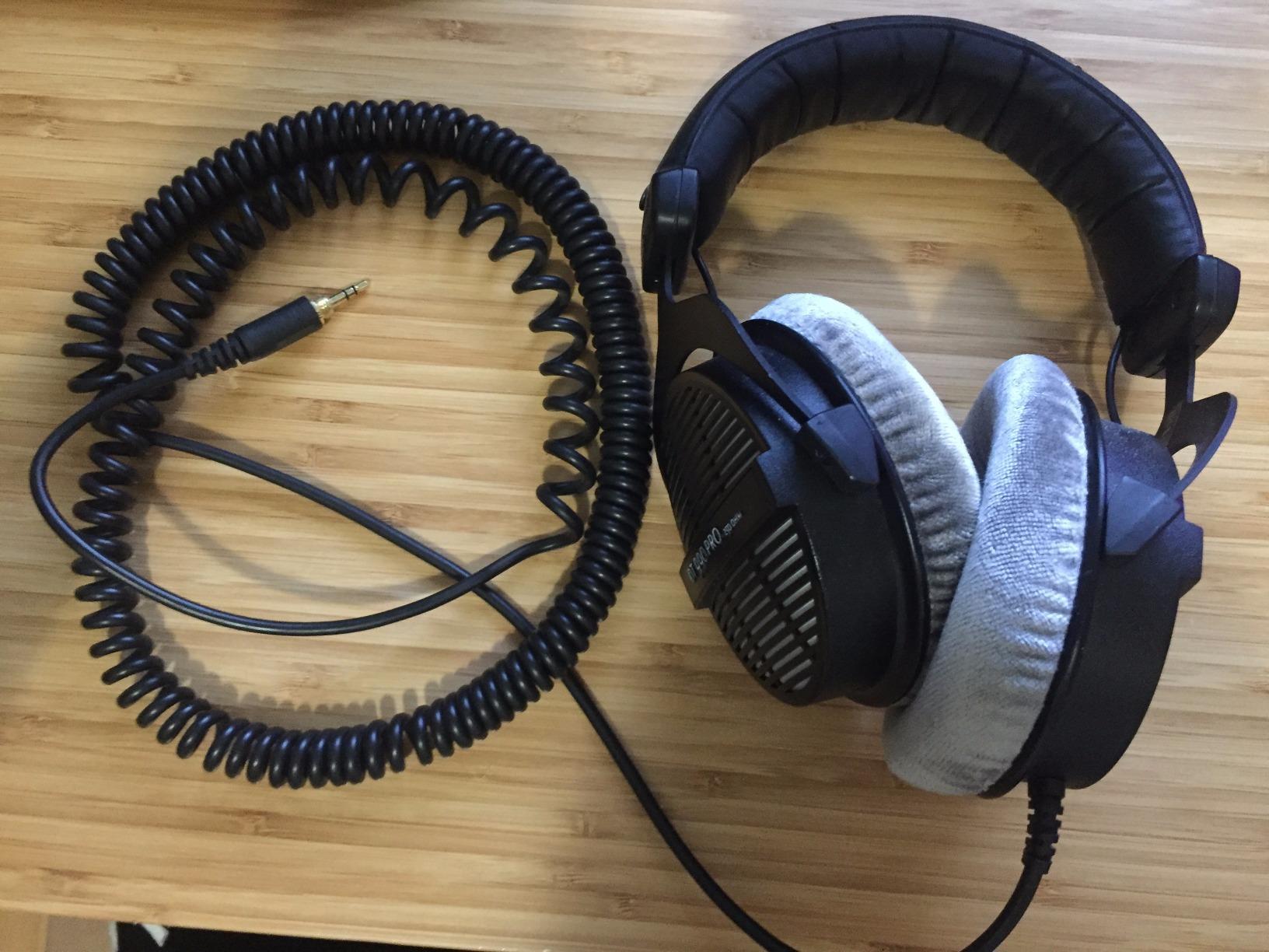 beyerdynamic DT 990 PRO, 250 Ohm, Open Back, Over Ear, Wired Headphones, 3m Coiled Cable, Black with Grey Velour Ear Pads customer photo 2