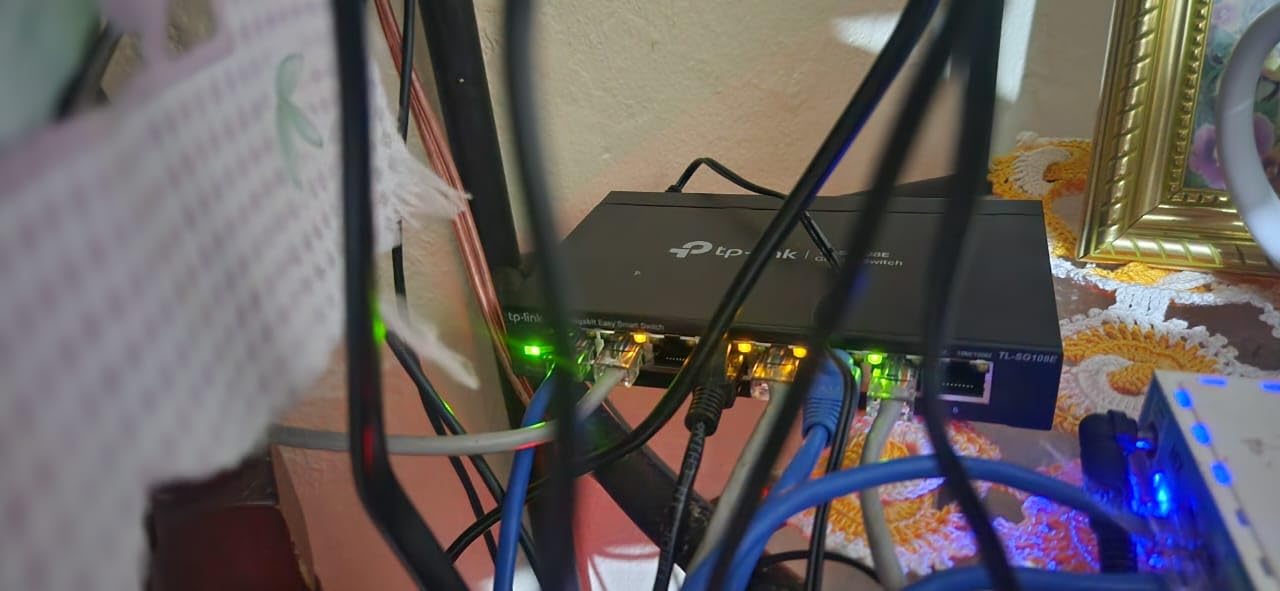 TP-Link 8 Port Gigabit Easy Smart Managed Switch (TL-SG108E) customer photo 2