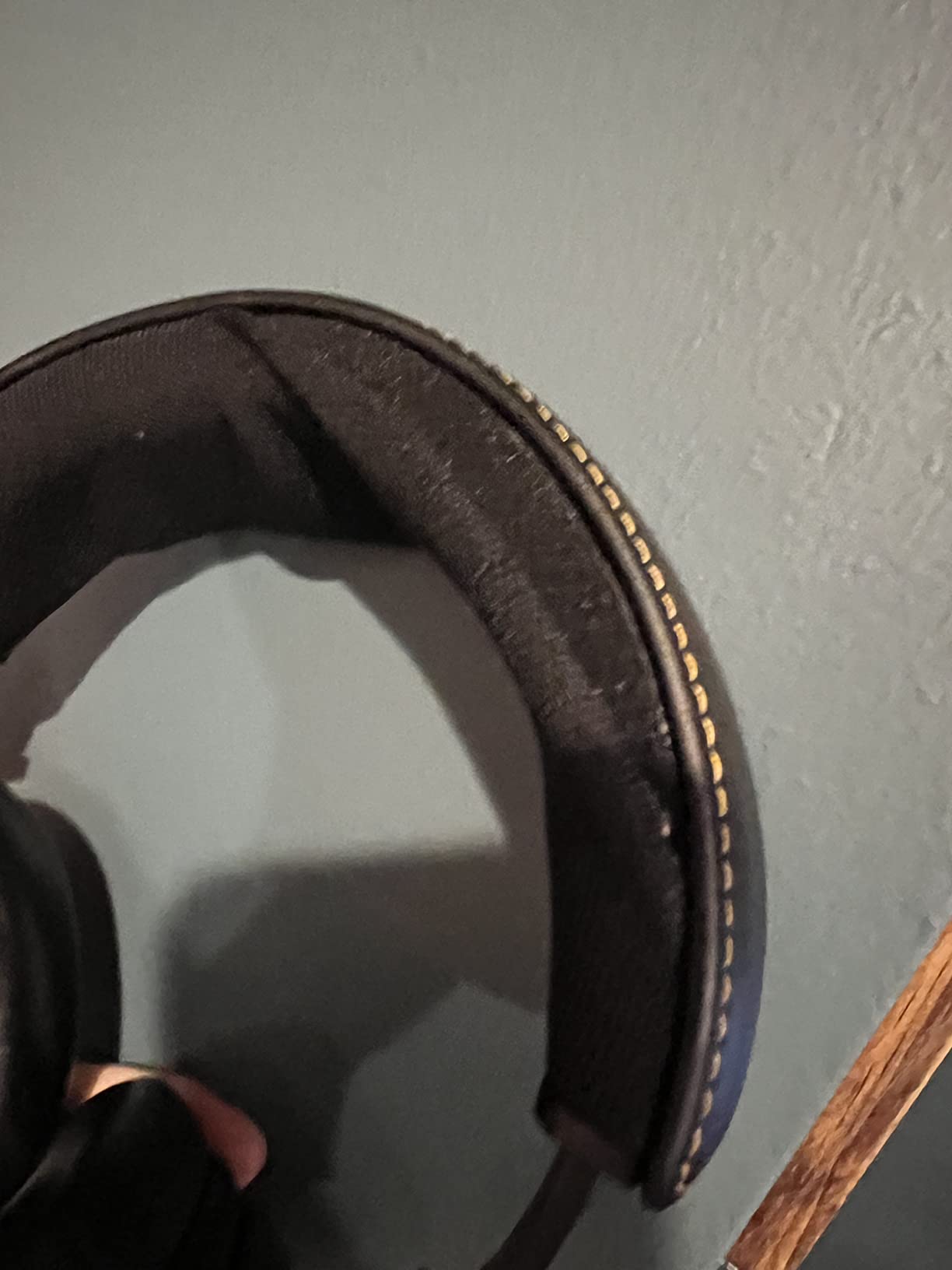 Shure SRH840A Over-Ear Wired Studio Monitoring Headphones, Closed-back with tailored frequency response for critical listening and monitoring customer photo 1