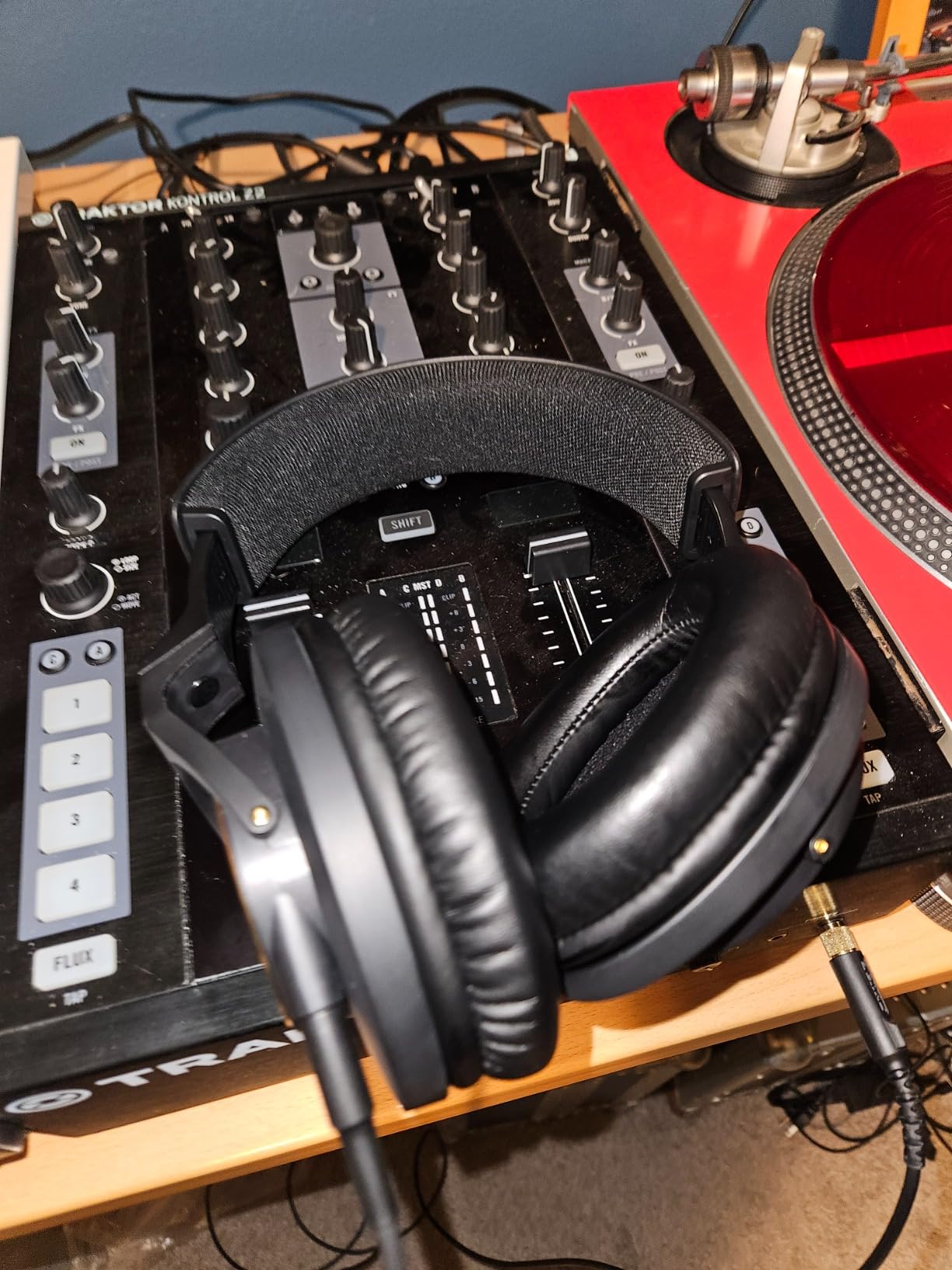 Shure SRH840A Over-Ear Wired Studio Monitoring Headphones, Closed-back with tailored frequency response for critical listening and monitoring customer photo 2