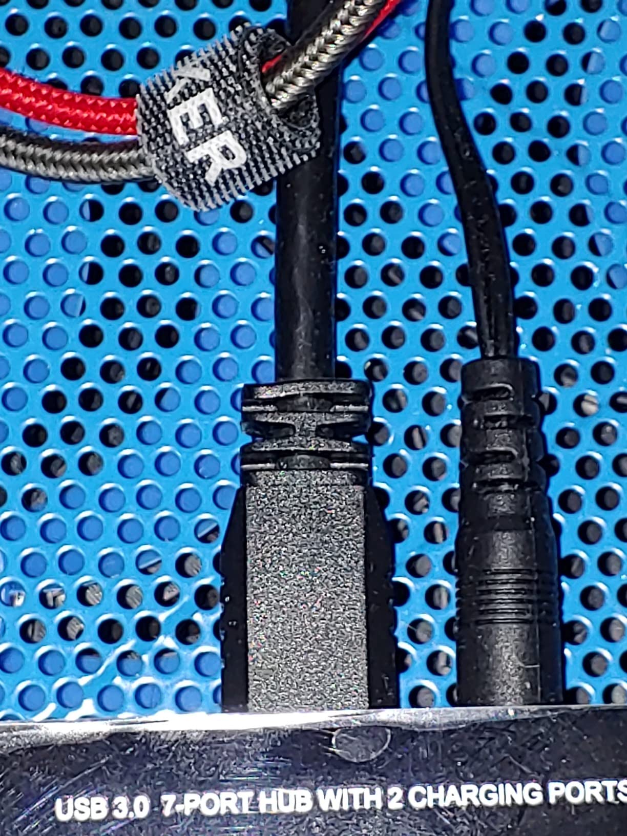 TP-Link Powered USB Hub 3.0 with 7 USB 3.0 Data Ports and 2 Smart Charging USB Ports (UH720) customer photo 2