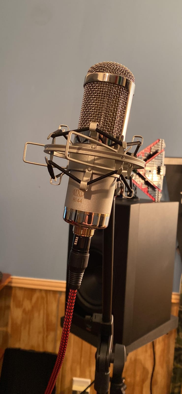 MXL R144 HE Heritage Edition Classic Ribbon Microphone | Figure-8 Polar Pattern & 20Hz-17 kHz Frequency Response - Included: Black Shock-mount, Carrying Case & Cleaning Cloth customer photo 1