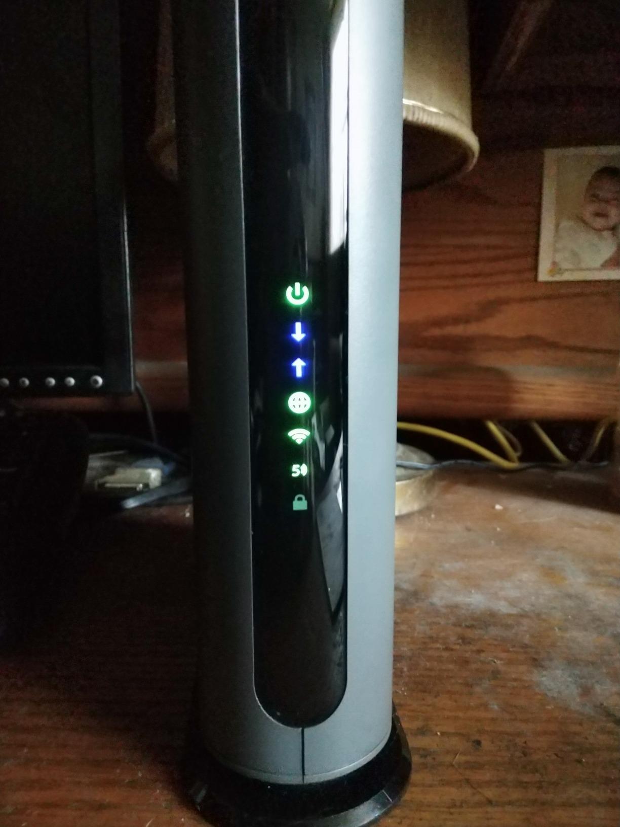 Motorola MG7550 2-in-1 Cable Modem with Built-in WiFi Router and Power Boost | Approved by Comcast Xfinity, Cox, Charter Spectrum| AC1900 WiFi Router | 16x4 DOCSIS 3.0 customer photo 1