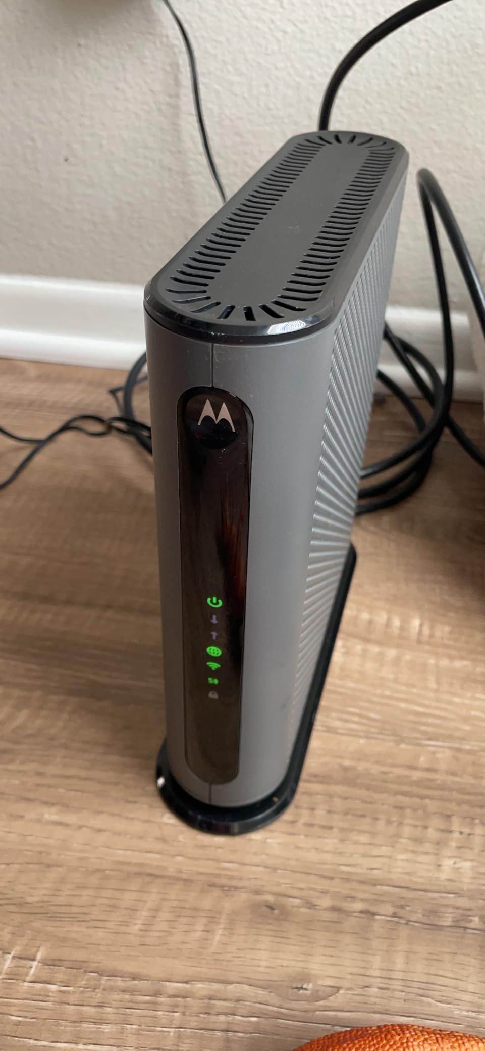Motorola MG7550 2-in-1 Cable Modem with Built-in WiFi Router and Power Boost | Approved by Comcast Xfinity, Cox, Charter Spectrum| AC1900 WiFi Router | 16x4 DOCSIS 3.0 customer photo 2