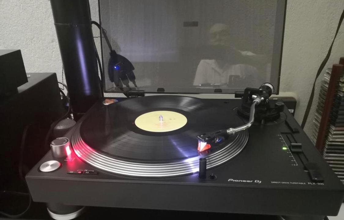 Pioneer DJ PLX-500 Direct Drive Turntable - Play and digitize vinyl, USB recording, DJ-style layout customer photo 2
