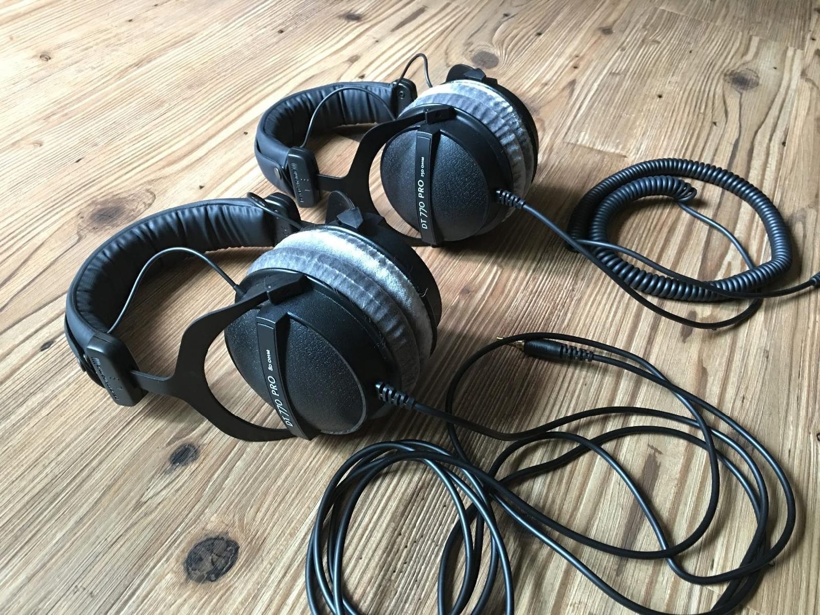 beyerdynamic DT 770 Pro Studio Headphones (80 Ohm, Black) | Closed Back, Over Ear, Wired Professional Home Recording, Podcast, Monitor customer photo 1