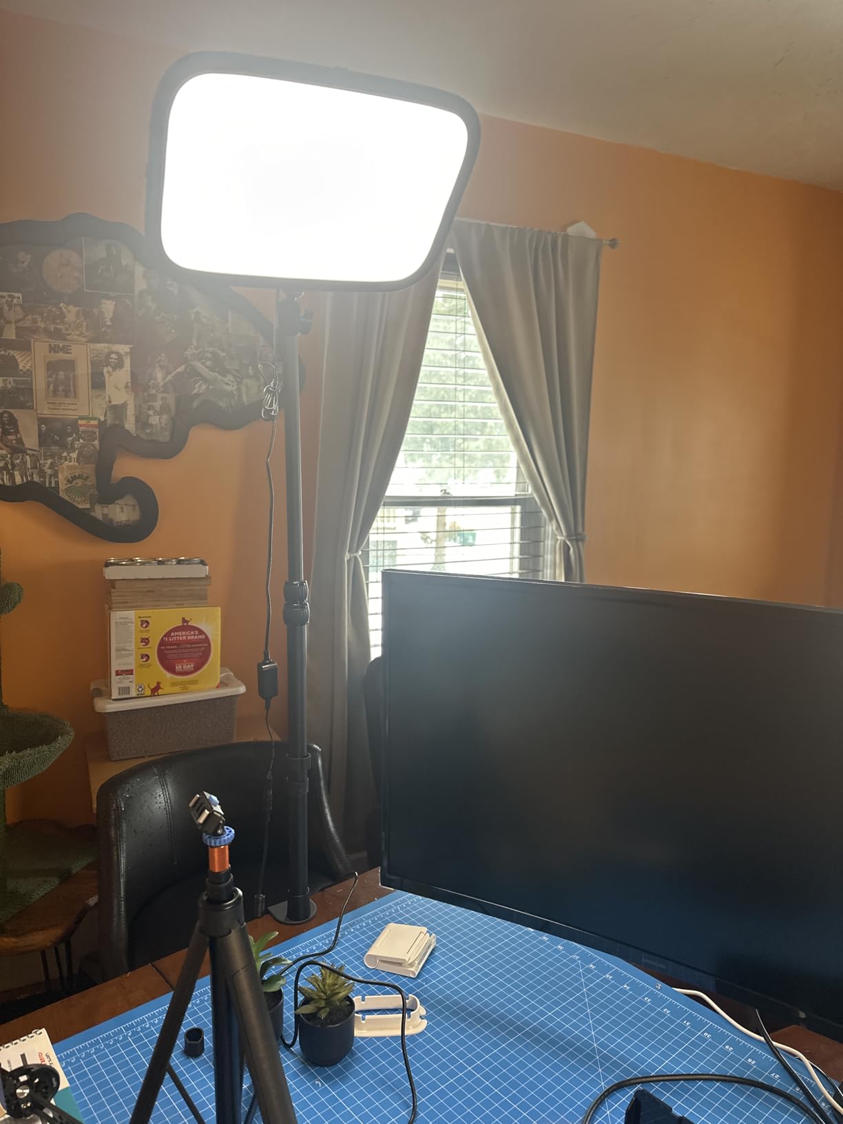 Elgato Key Light, Professional 2800 Lumens Studio Light | Wi-Fi enabled app control, 2900-7000K color temperature, 160 OSRAM LEDs, Opal glass diffusion, Desk clamp included customer photo 1