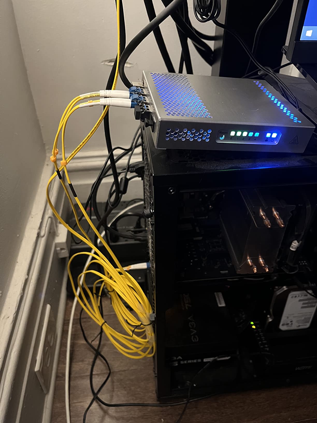 MikroTik CRS305-1G-4S+in Network Switch Managed Gigabit Ethernet (10/100/1000) Ethernet Power (PoE) White customer photo 1