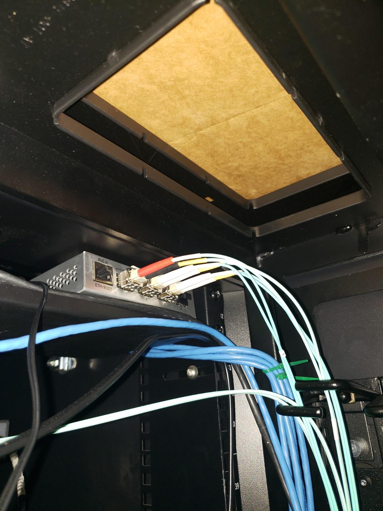 MikroTik CRS305-1G-4S+in Network Switch Managed Gigabit Ethernet (10/100/1000) Ethernet Power (PoE) White customer photo 2