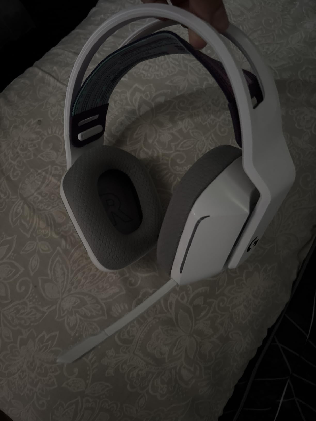 Logitech G733 Lightspeed Wireless Gaming Headset - White | Suspension headband, LIGHTSYNC RGB, Blue VO!CE mic technology, PRO-G audio drivers customer photo 1