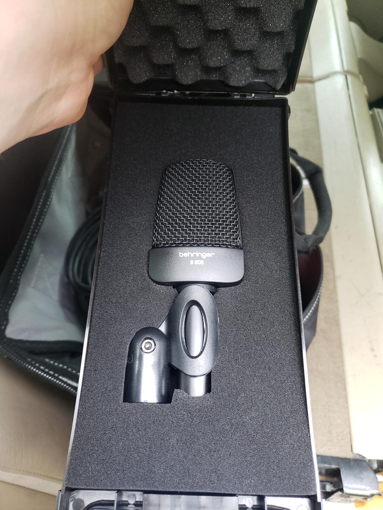 Behringer B 906 Dynamic Microphone for Instrument and Vocal Applications | Supercardioid dynamic microphone with presence filter and XLR connector for guitar amps, drums and vocals customer photo 2
