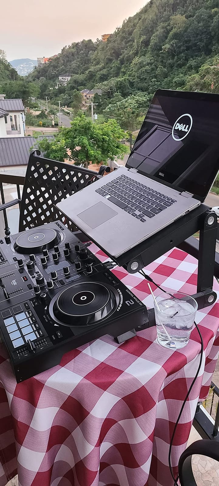 Hercules DJControl Inpulse 500: 2-deck USB DJ controller for Serato DJ and DJUCED (included) | Beatmatch Guide, metal backing plate, built-in audio customer photo 2