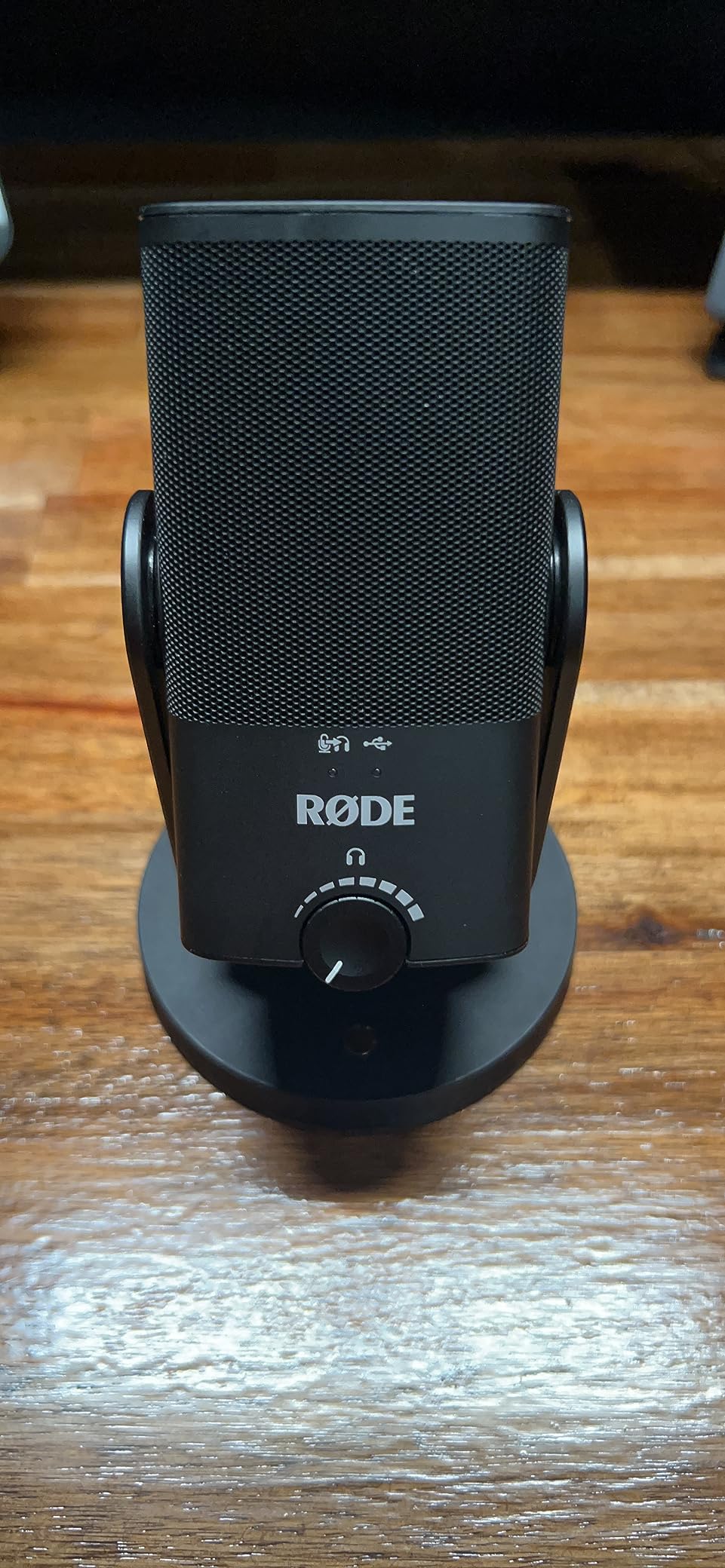 RØDE NT-USB Mini Versatile Studio-quality Condenser USB Microphone with Free Software for Podcasting, Streaming, Gaming, Music Production, Vocal and Instrument Recording, Black customer photo 1