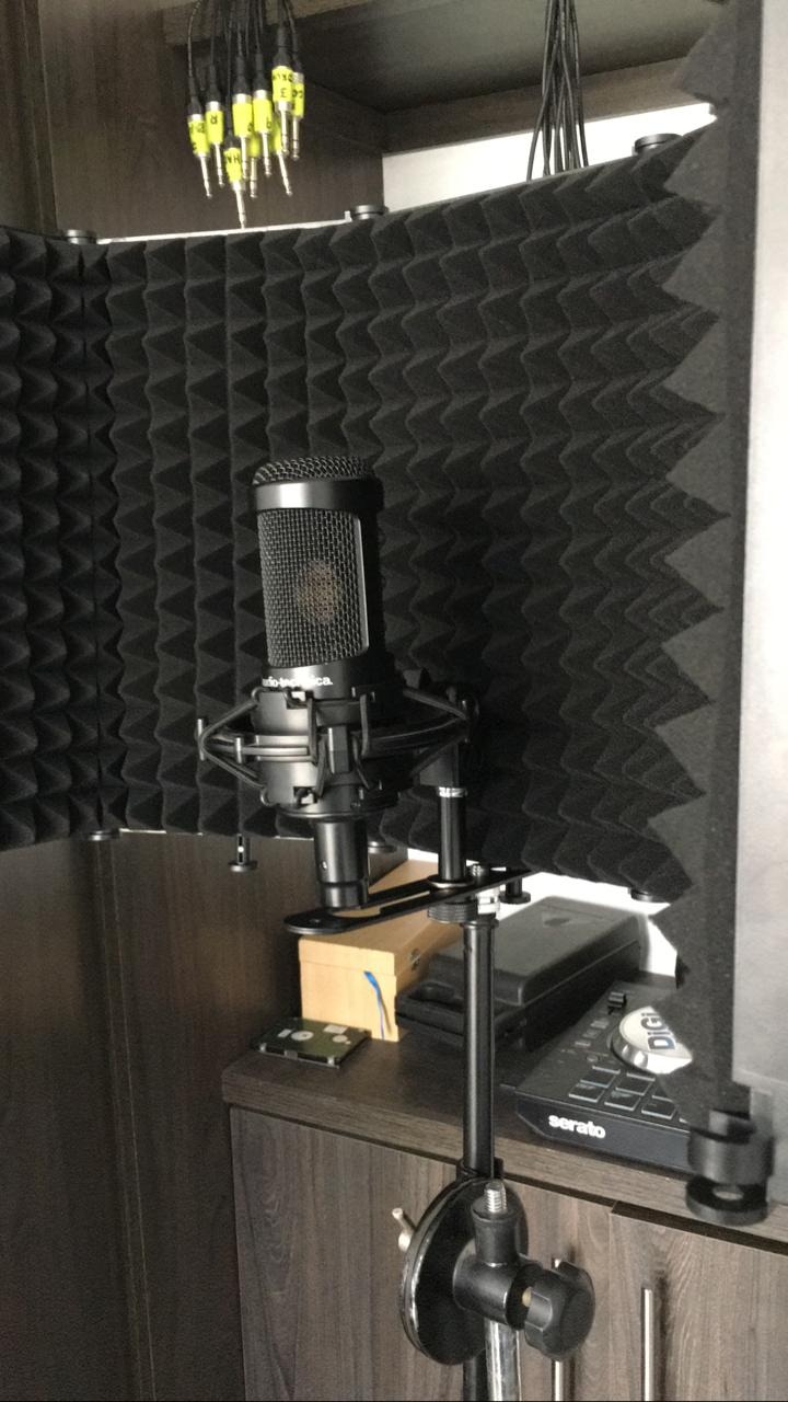 Moukey Microphone Insulation Sound Insulation Sound Shield Isolation, 5 Sides Microphone Sound-Absorbing Foam Reflector for Recording Studio, Podcasts, Vocals and Broadcasting customer photo 1