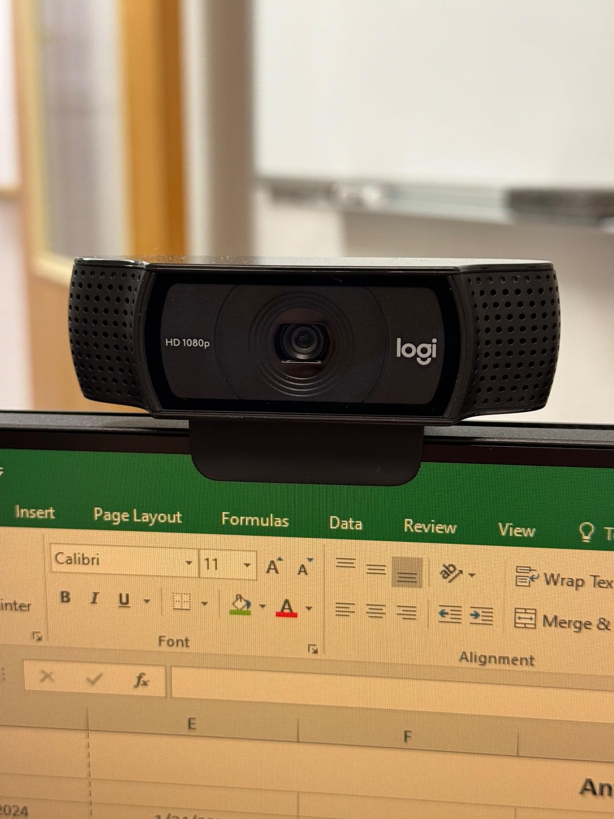 Logitech C920x HD Pro PC Webcam Full 1080p/30fps Video - Black | 30fps Video, Clear Audio, Light Correction, Works with Teams, Meet, Zoom, Nintendo Switch 2, Mac, Tablet customer photo 1