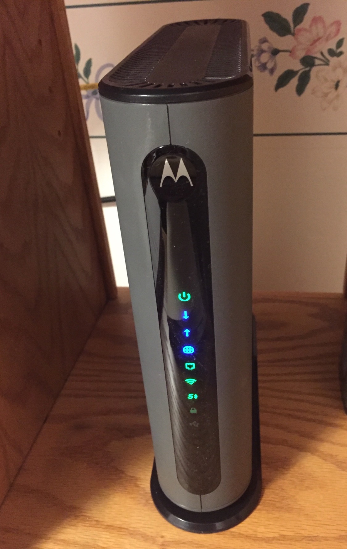 Motorola MG8702 | DOCSIS 3.1 Cable Modem + Wi-Fi Router (High Speed Combo) with Intelligent Power Boost | AC3200 Wi-Fi Speed | Approved for Comcast Xfinity, Cox, and Charter Spectrum customer photo 1