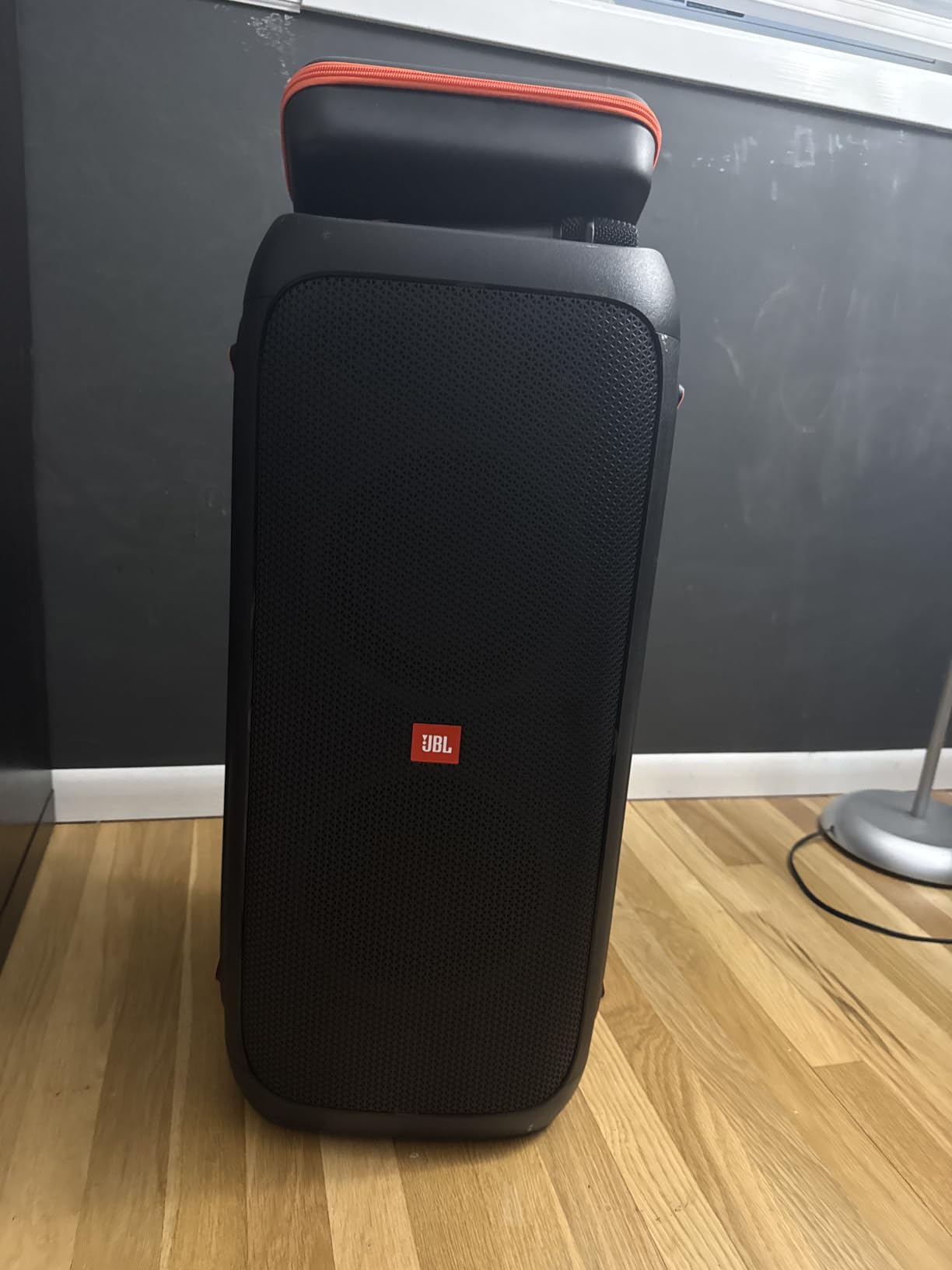 JBL Partybox 310 - Portable Party Speaker with Long Lasting Battery, Powerful JBL Sound and Exciting Light Show, Black customer photo 2