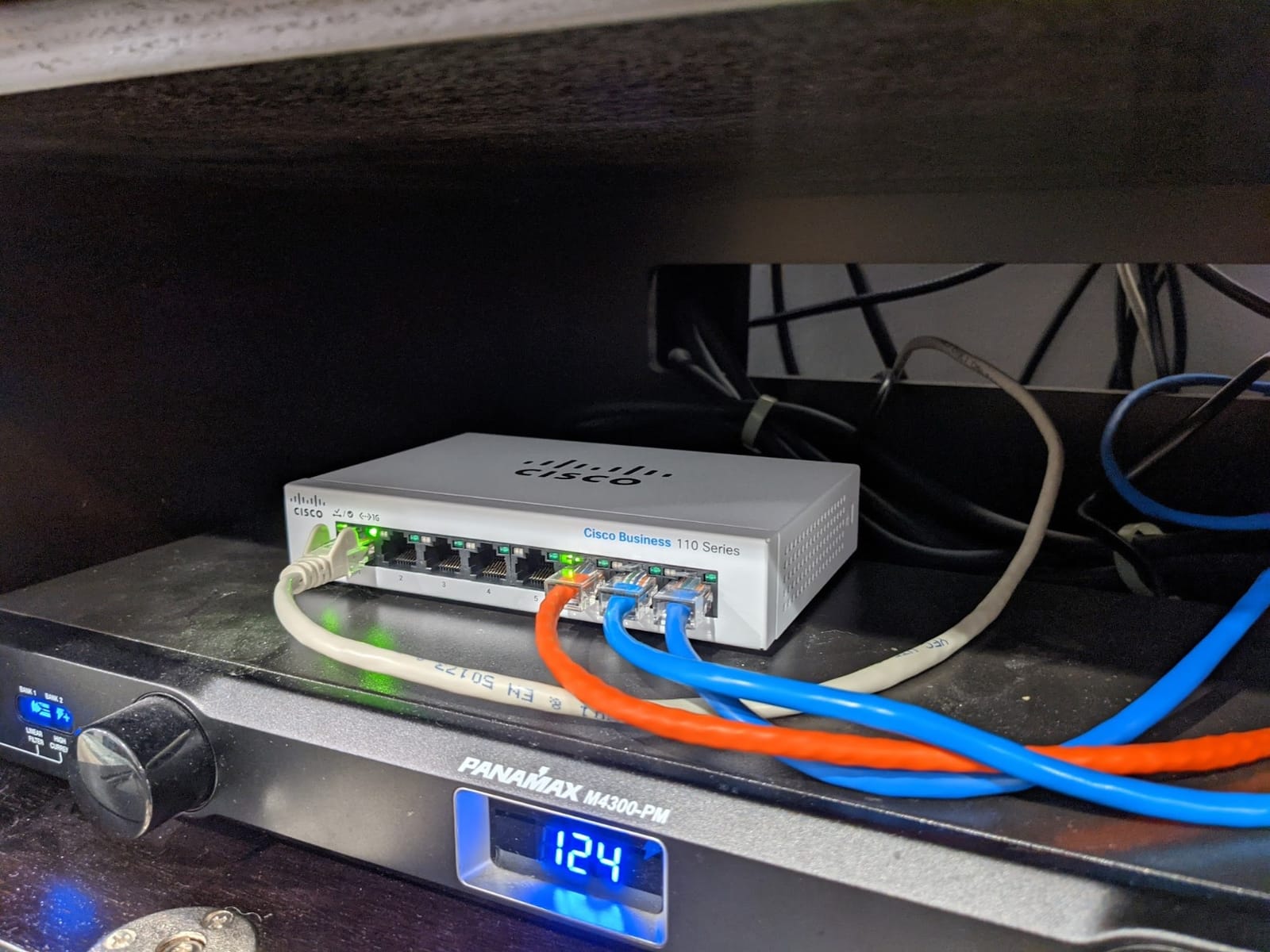 Cisco Business CBS110-8T-D Unmanaged Switch | 8 Port GE | Desktop | Ext PS | Limited Lifetime Protection (CBS110-8T-D-NA) customer photo 2