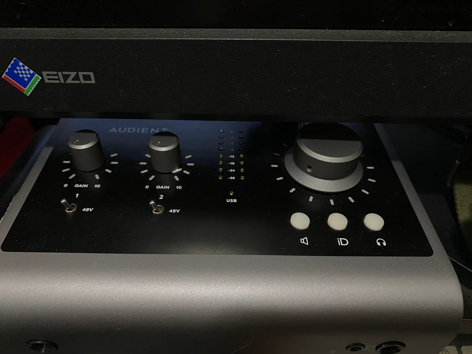 Audient Audio Interface iD14 MKII, 2 Class-A Microphone Preamps (High Performance USB Audio Interface, USB-C Connector, Monitor Mix and Monitor Panning Function, 2 Headphone Outputs), Black customer photo 2