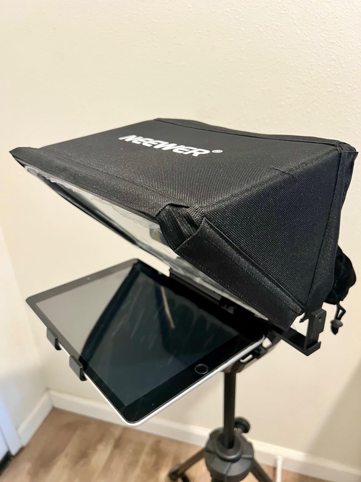 NEEWER X12 14 Inch Aluminum Alloy Teleprompter for iPad Tablet Phone Camera | With Remote Control, Carry Case, APP Compatible with iOS/Android, for DSLR, Online Teaching, Vlogger, Live Streaming customer photo 2