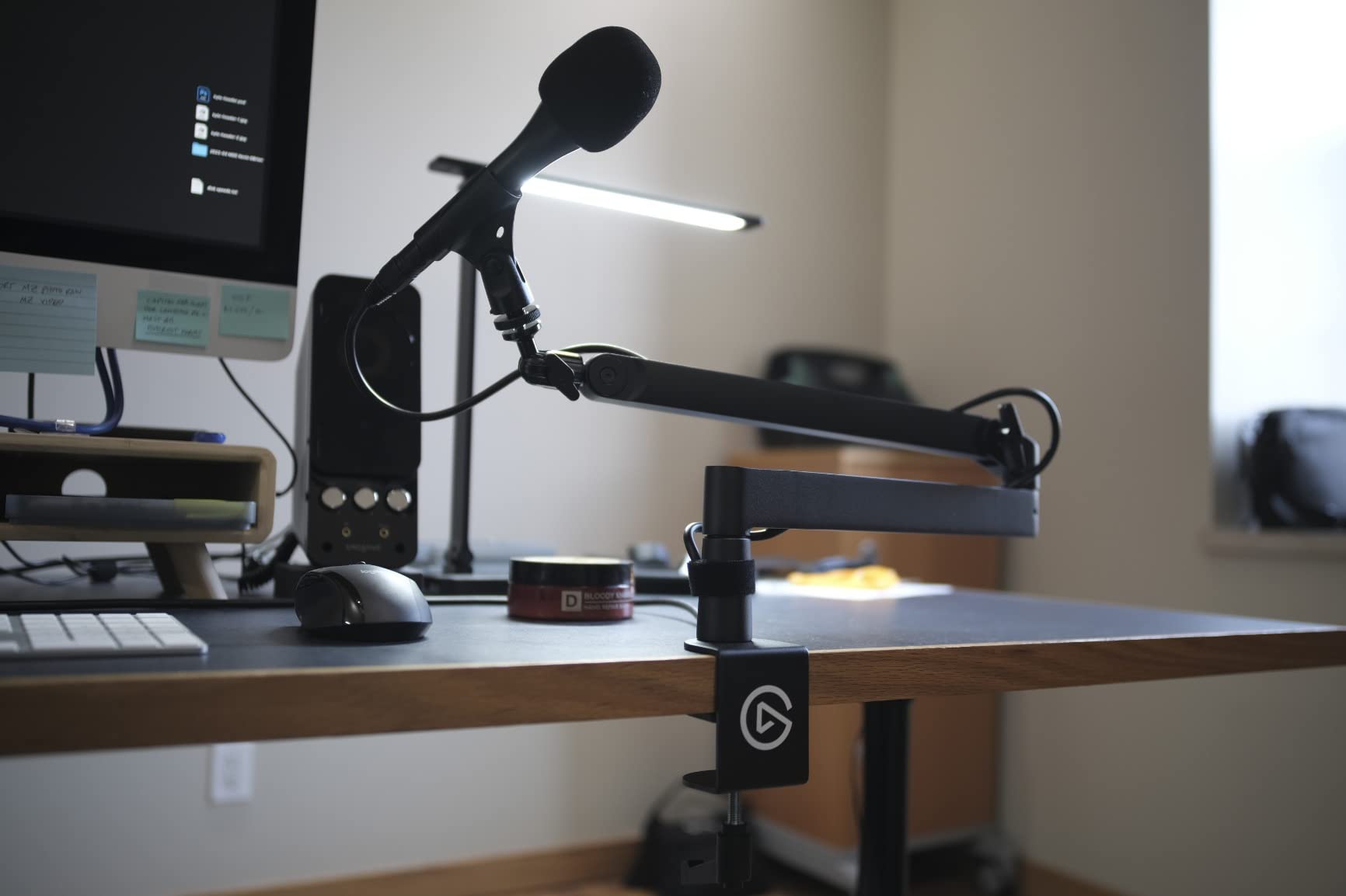 Elgato Wave Mic Arm Low Profile Microphone Boom Arm | Sits below shoulder line, 360-degree rotation, Magnetic cable channels, All-metal build, Fully adjustable mount customer photo 1