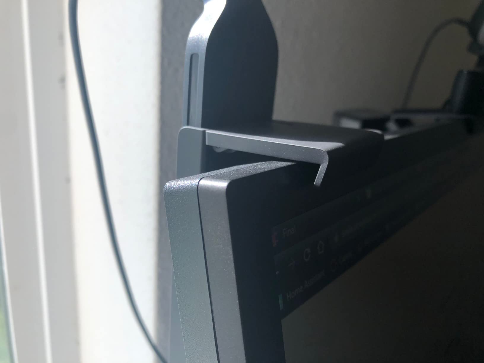 Logitech for Creators Litra Glow Premium LED Streaming Light - Graphite | Computer lighting for video conferencing, Zoom meetings, adjustable mount, desktop app control for PC/Mac customer photo 1