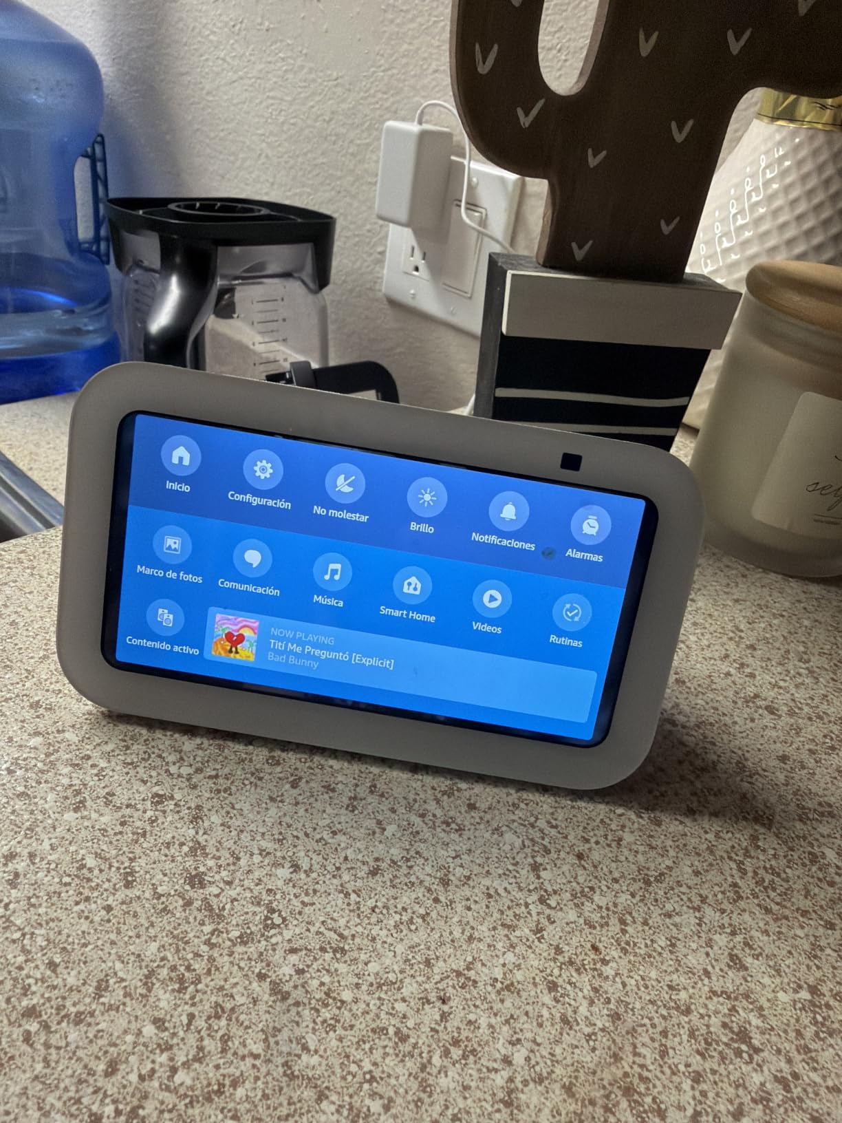 Amazon Echo Show 5 (newest model), Smart display, Designed for Alexa+, 2x the bass and clearer sound, Charcoal customer photo 2