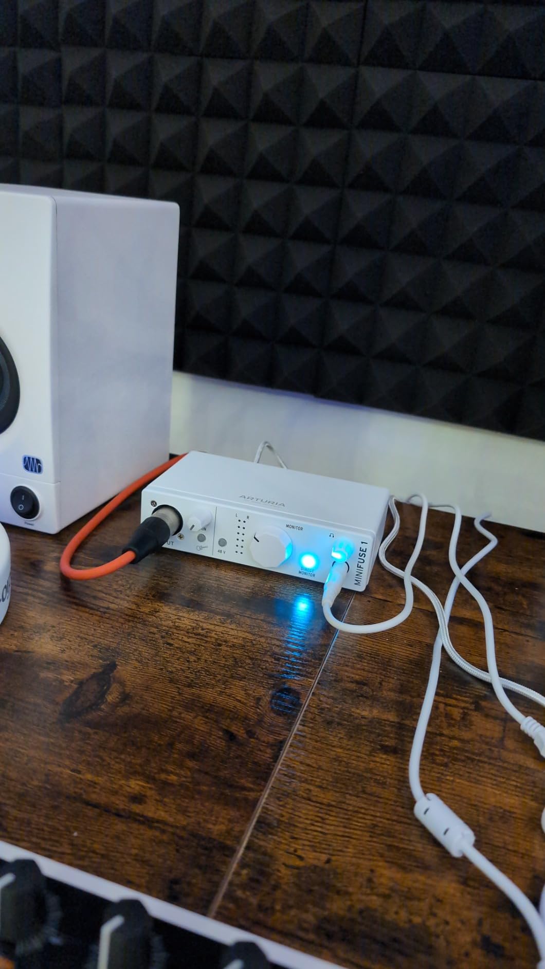 Arturia MiniFuse USB Audio & MIDI Interface, MiniFuse 1 | Record voice guitar and synths, best-in-class sound specs, pair with any microphone, Ableton Live Lite, 5-year warranty customer photo 1
