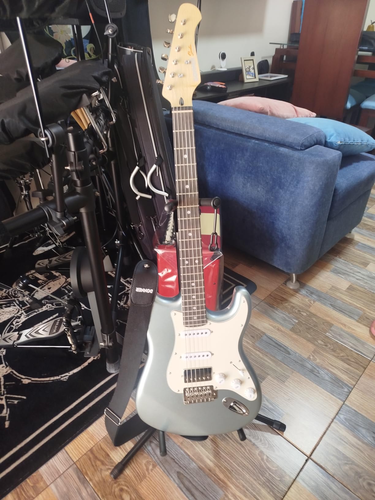 Donner DST-152R Electric Guitar Kit for Adults from Beginners to Advanced | HSS Pickup Coil Split, Full-size Solid Body with Amp-Headphone Jack, Complete Starter Accessories, Metallic Ice Blue customer photo 2