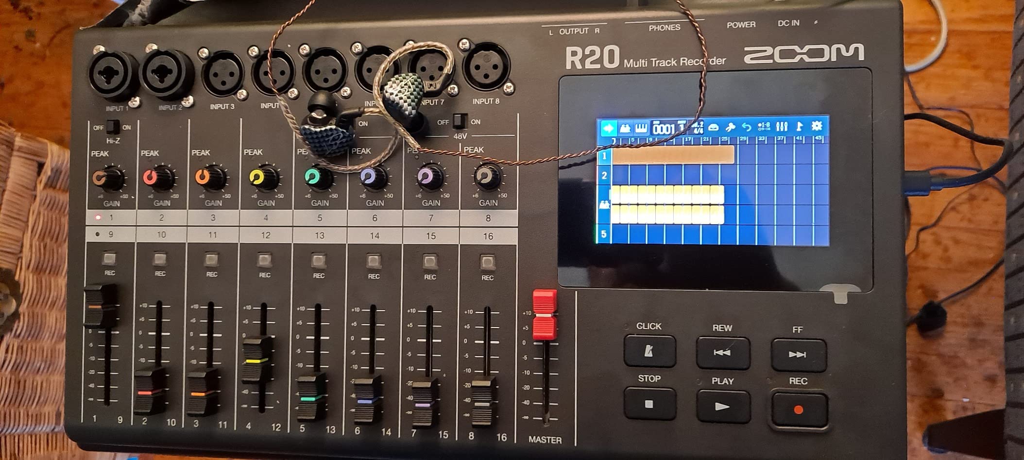 Zoom R20 Tabletop Recorder for Musicians with 16 Tracks & 6 XLR Inputs | 6 XLR Inputs, 2 XLR/TRS Combo Inputs, Touchscreen, Onboard Editing, Drum Loops, USB Interface customer photo 2