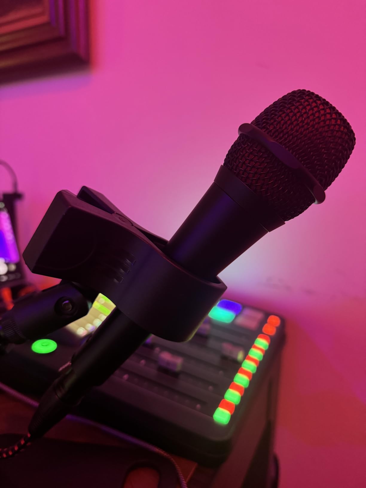 SE ELECTRONICS V7 Dynamic Microphone for Singing, Speech & Studio Recording - XLR Handheld Professional Microphone with Supercardioid Aluminum Voice Coil for Huge Gain Before Feedback customer photo 1