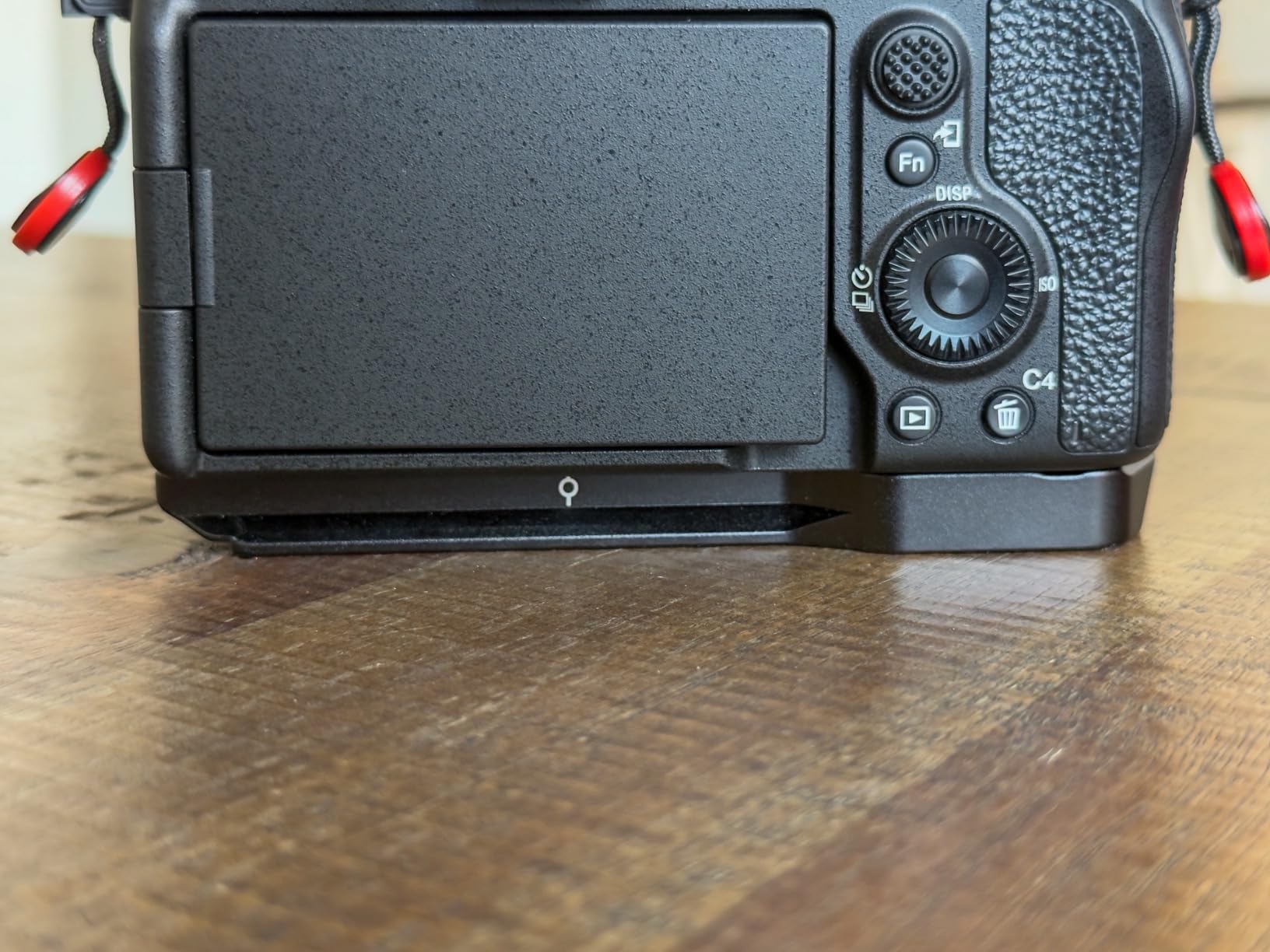 SmallRig HawkLock Quick Release Cage for Sony Alpha 7 Series | for Sony Alpha 7R V/ Alpha 7 IV/ Alpha 7S III/ Alpha 1 / Alpha 7R IV/ Alpha 7 V, Built-in Quick Release Plate for Arca customer photo 1