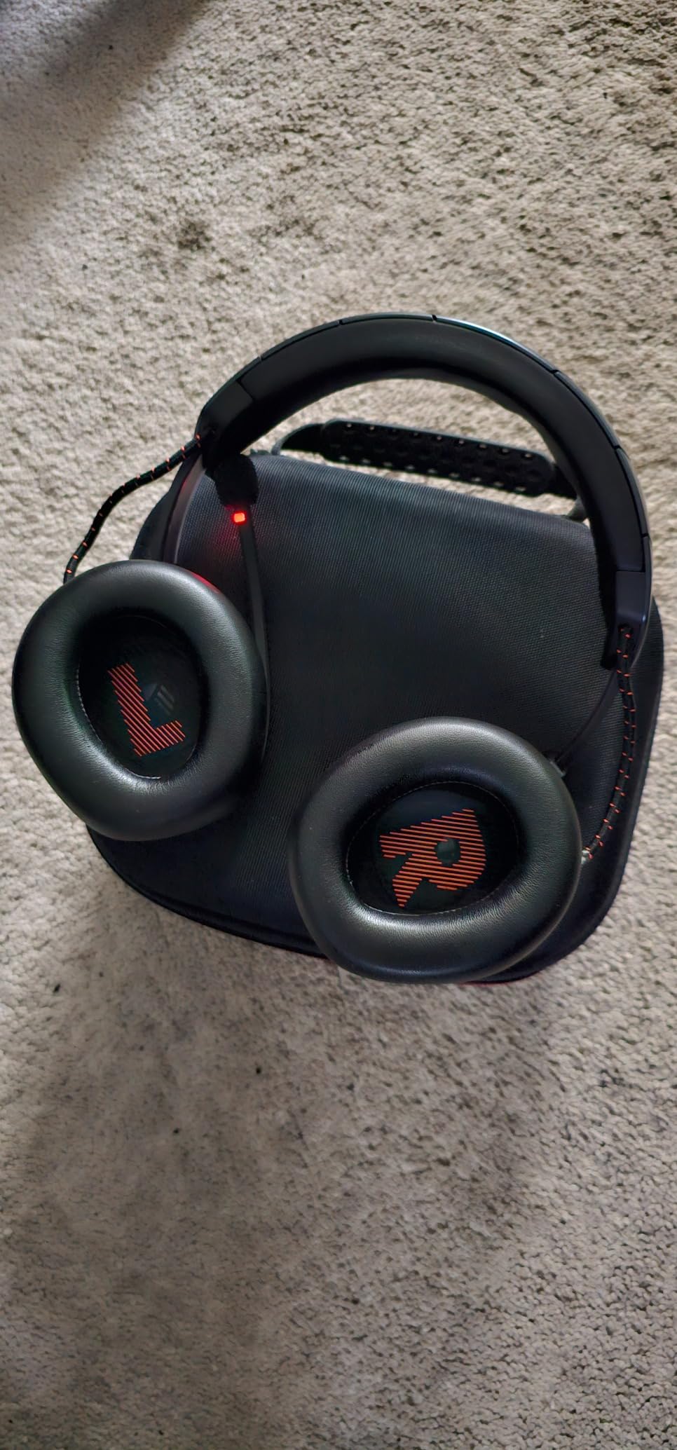 JBL Quantum 810 Wireless - Wireless over-ear performance gaming headset with Active Noise Cancelling and Bluetooth, up to 43 hours of battery life, Hi-Res 50mm drivers (Black) customer photo 1