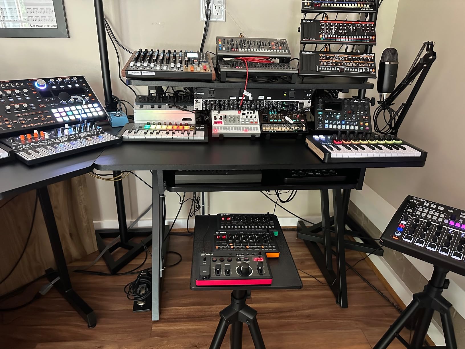 Roland AIRA Compact T-8 BEAT MACHINE | Ultra-Portable Rhythm and Bass Machine with Genuine Roland Sounds | TR-REC Drum Sequencer | Six Rhythm Tracks | Built-in Effects | USB and MIDI Connectivity customer photo 2
