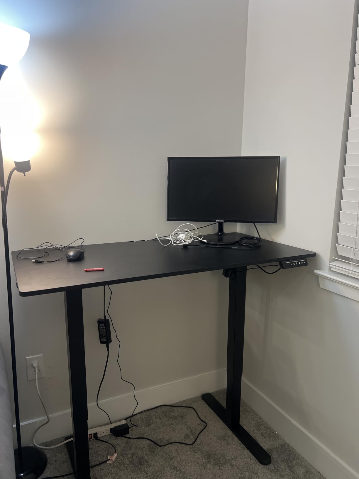 ErGear Height Adjustable Electric Standing Desk, 55 x 28 Inches Sit Stand up Desk, Memory Computer Home Office Desk, Black customer photo 2