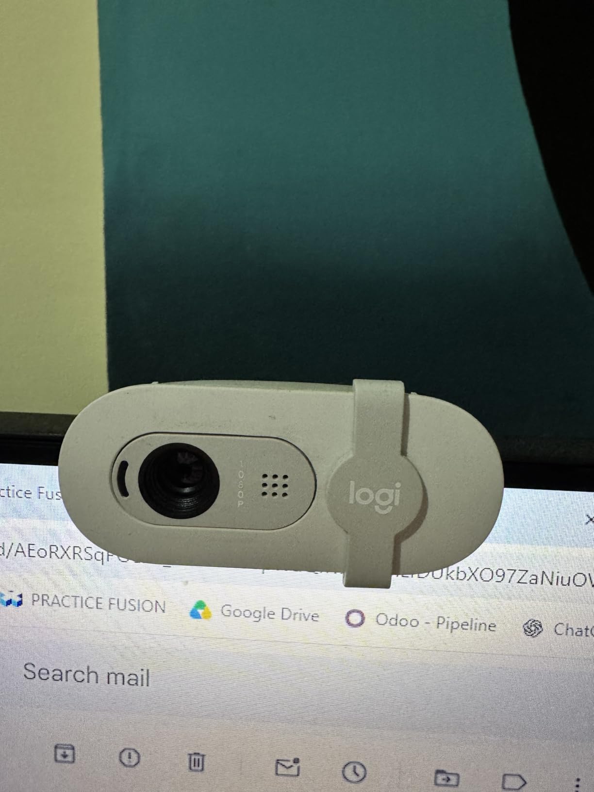 Logitech Brio 101 Full HD 1080p Webcam for Streaming and Meetings - Black customer photo 1