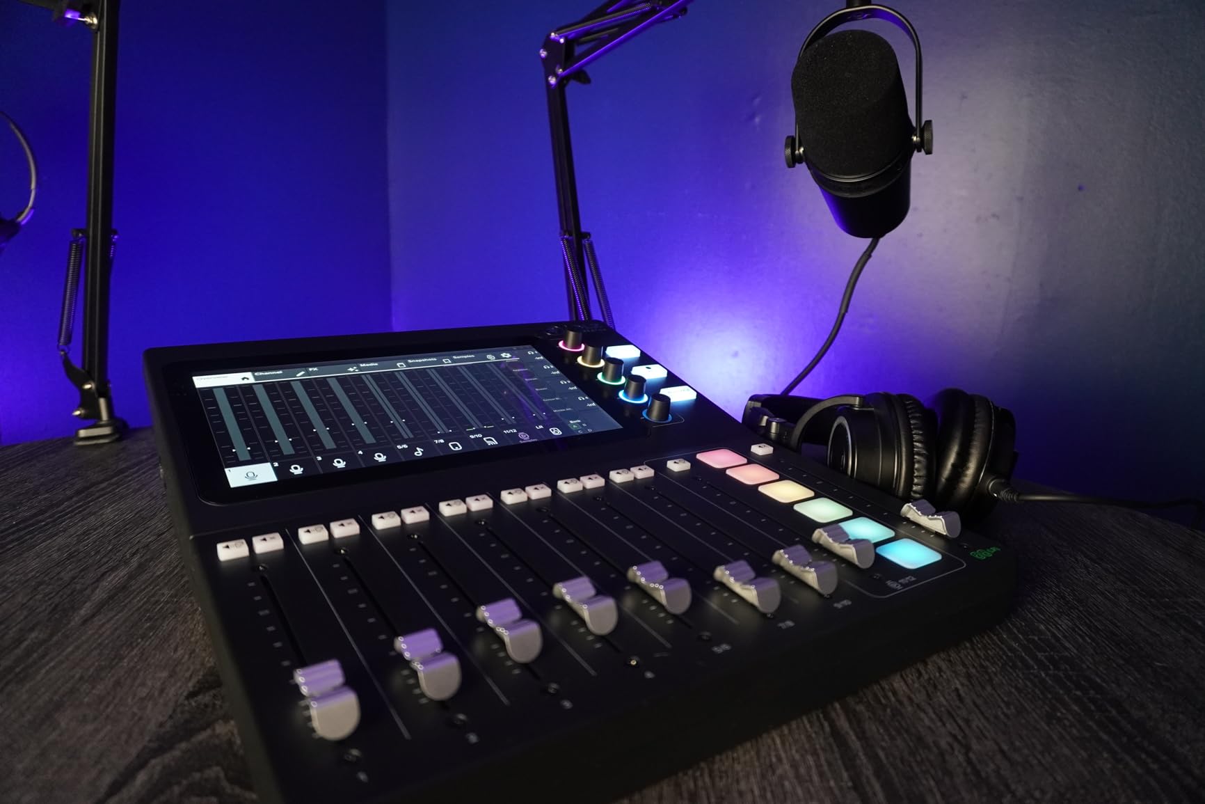 Mackie DLZ Creator Adaptive Digital Mixer for Podcasting customer photo 2