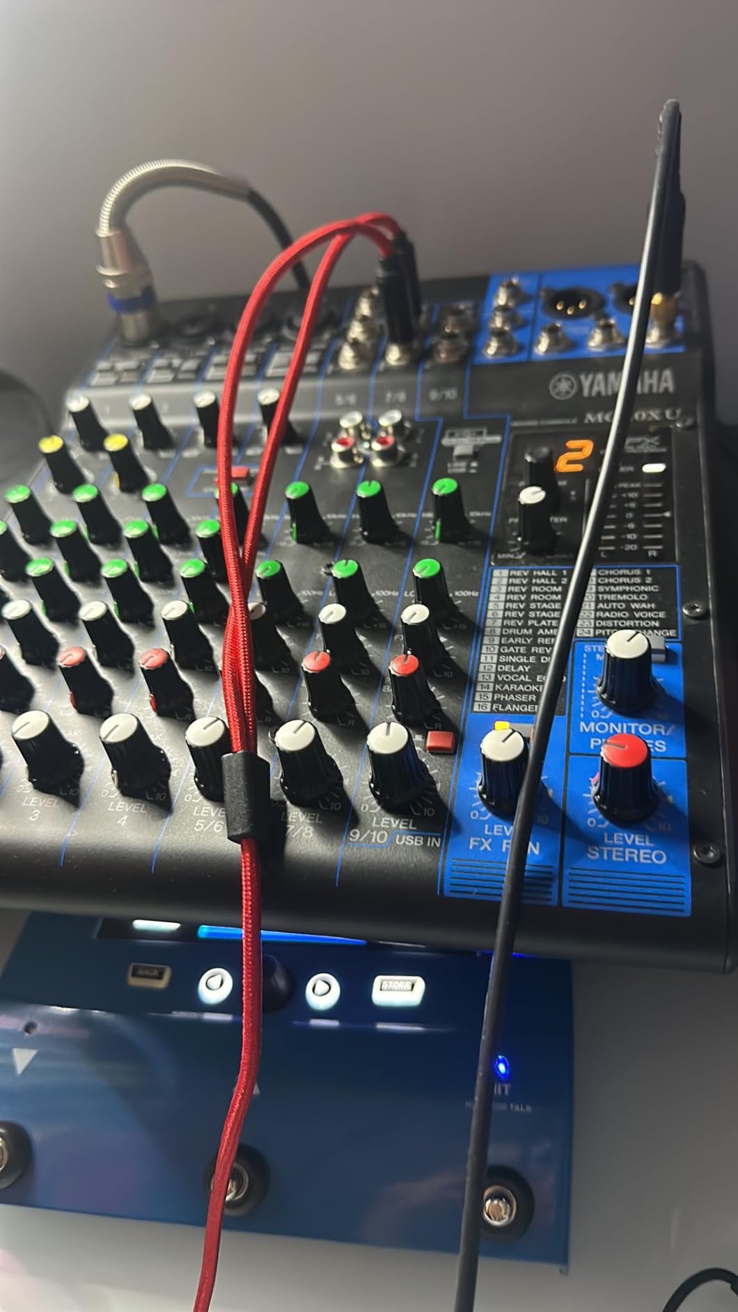 Yamaha MG10XU 10-Channel Analog Mixer, with 4 Microphone Preamps, 3 Dedicated Stereo Line Channels, 1 Aux Send, EQ, 1-knob Compressors, and Digital Effects customer photo 1