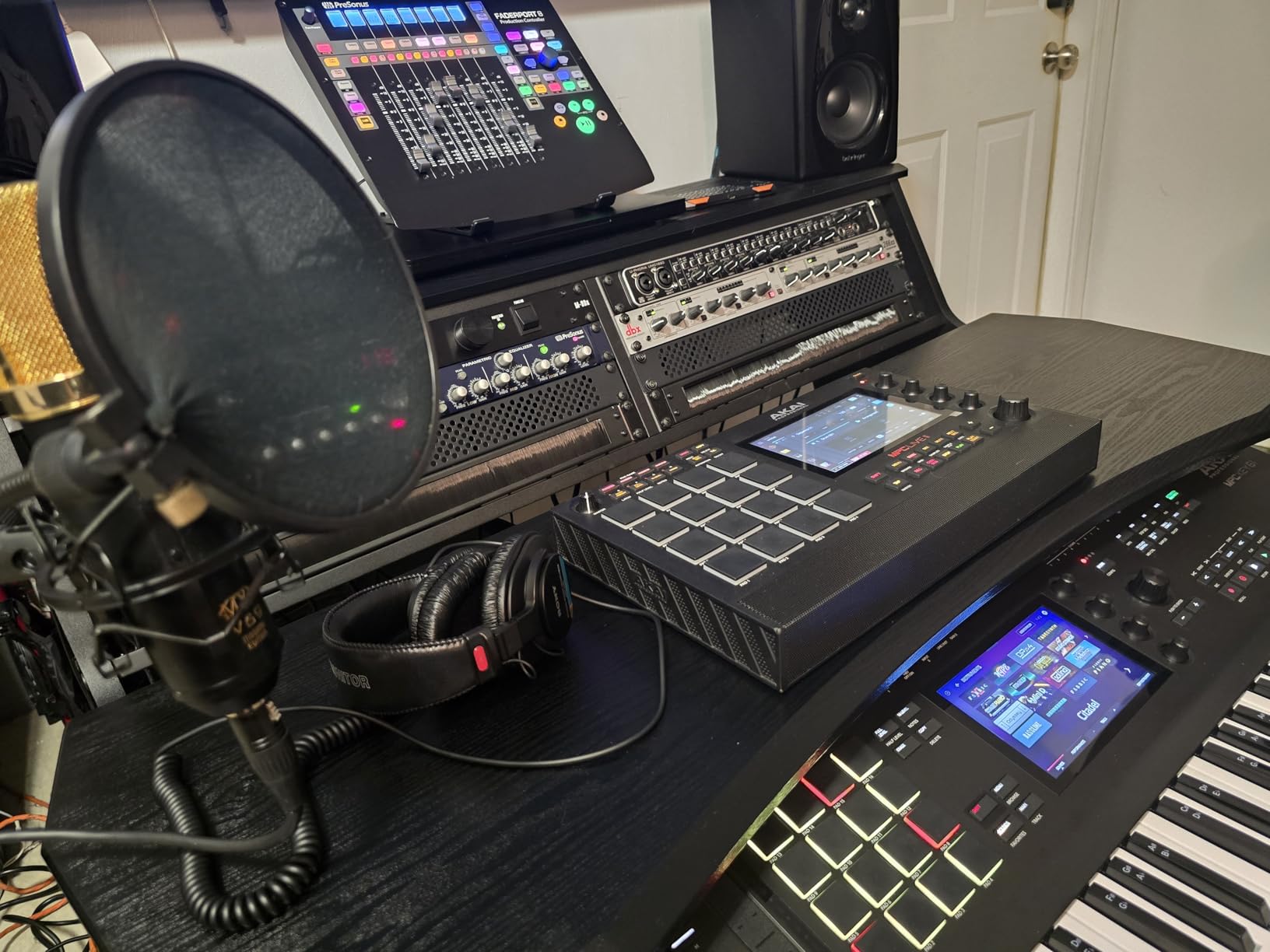 BE200 Series Music Studio Desk Workstation with 2 x 4U Rack (Black) customer photo 2