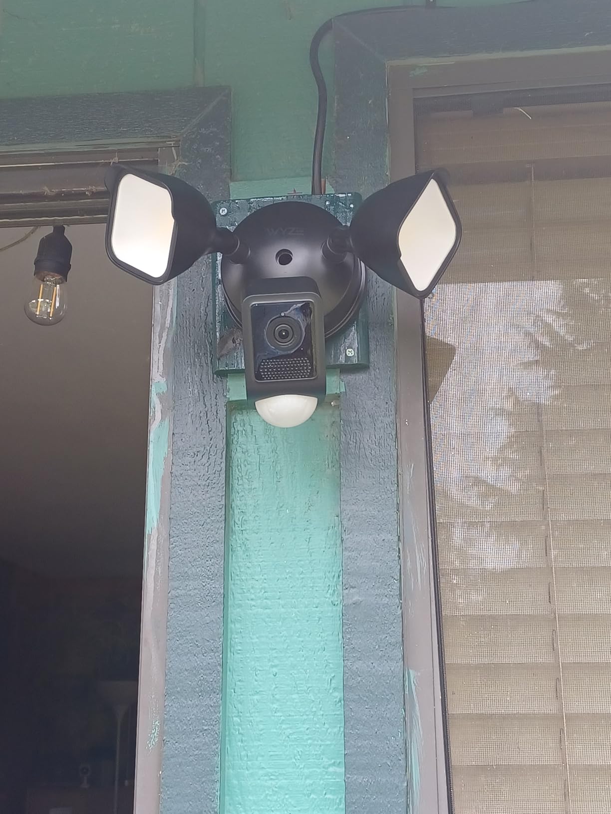 WYZE Floodlight Camera v2, 2K HD Outdoor Security Camera with 2800 Lumens customer photo 2