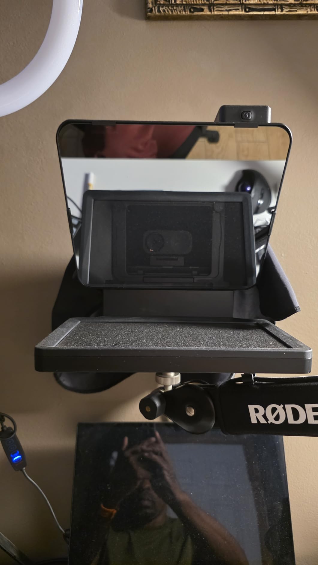 Elgato Prompter, Teleprompter with Built-in Screen | Drag-and-drop display, Supports DSLR, webcam, smartphone, Read chat or scripts, Works with Mac, PC, Stream Deck customer photo 1