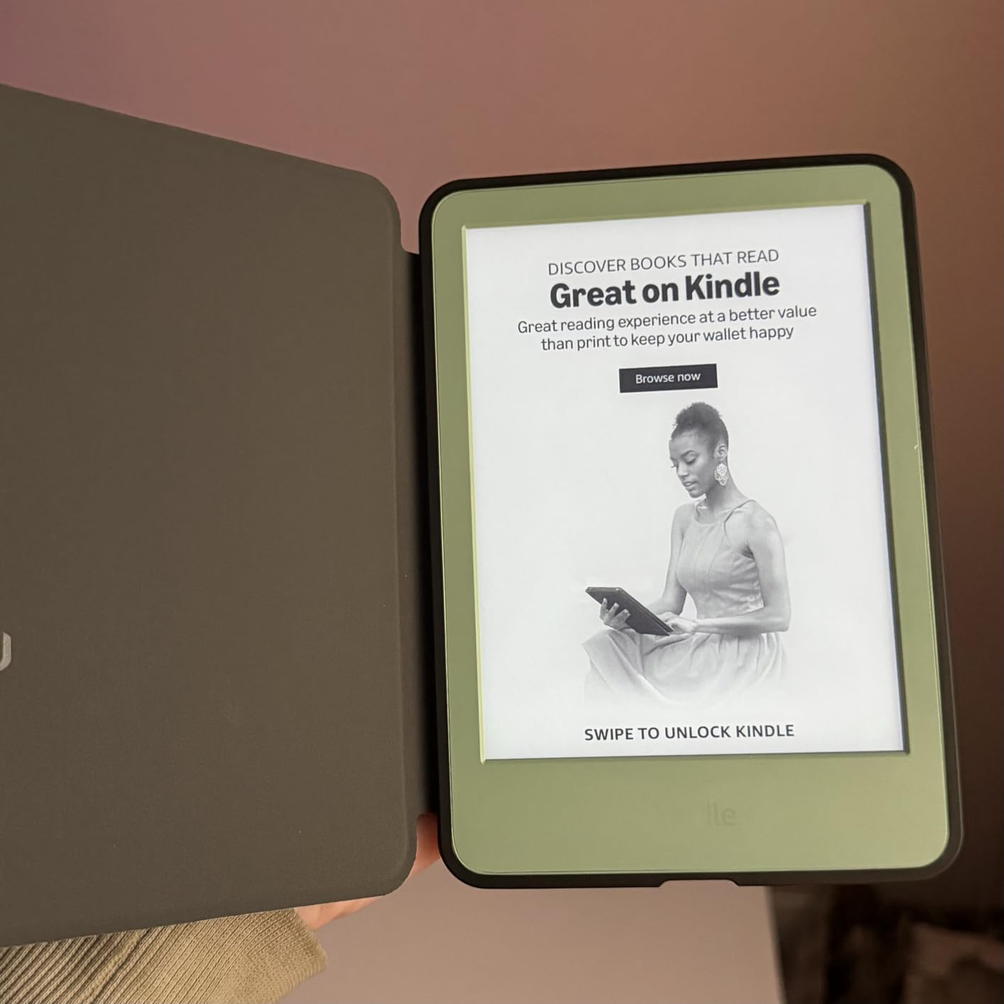 Amazon Kindle 16 GB (newest model) - Lightest and most compact Kindle, now with faster page turns, and higher contrast ratio, for an enhanced reading experience - Black customer photo 2