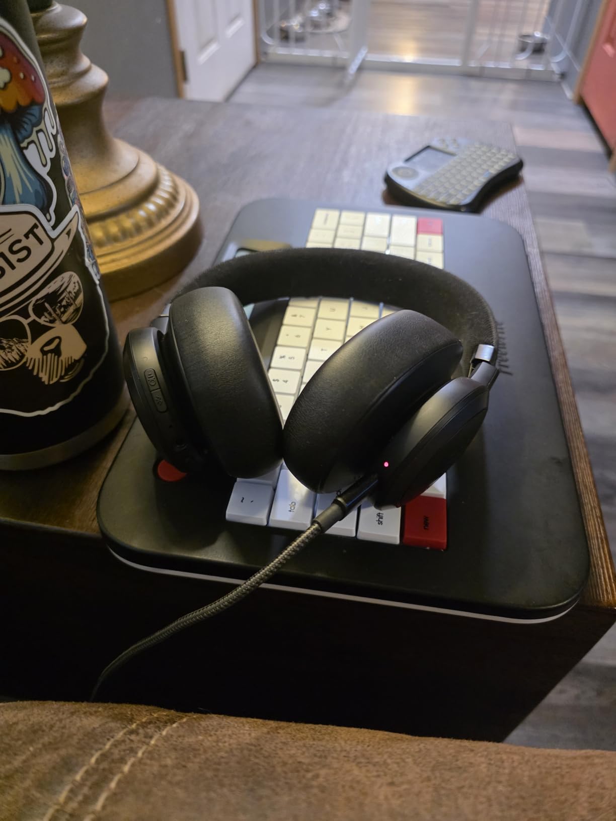 JBL Live 770NC - Wireless Over-Ear Headphones with True Adaptive Noise Cancelling with Smart Ambient, Up to 65 Hours of Battery Life, Comfort-fit Fabric Headband & Carrying Pouch (Sandstone) customer photo 1