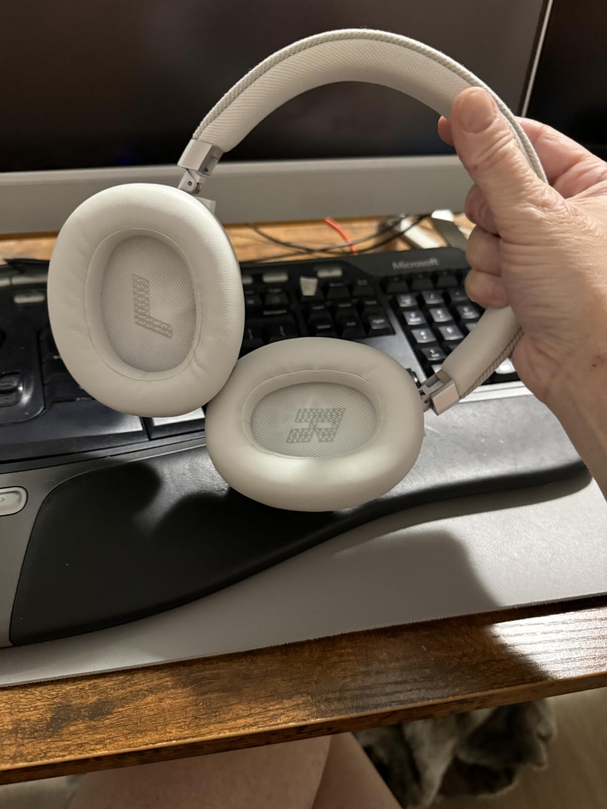 JBL Live 770NC - Wireless Over-Ear Headphones with True Adaptive Noise Cancelling with Smart Ambient, Up to 65 Hours of Battery Life, Comfort-fit Fabric Headband & Carrying Pouch (Sandstone) customer photo 2