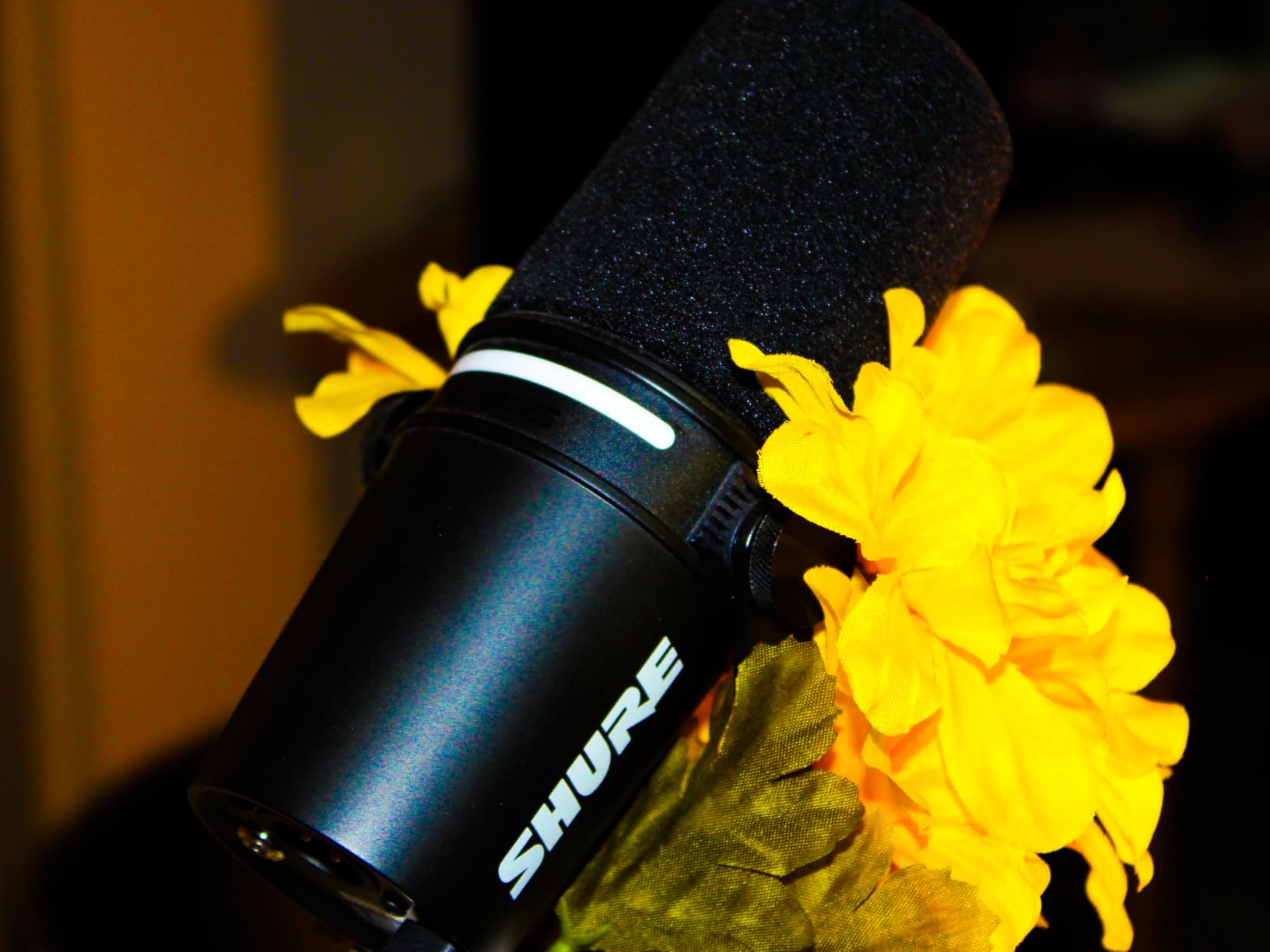 Shure MV7+ USB-C & XLR Podcast Dynamic Mic with Stand - Black customer photo 2