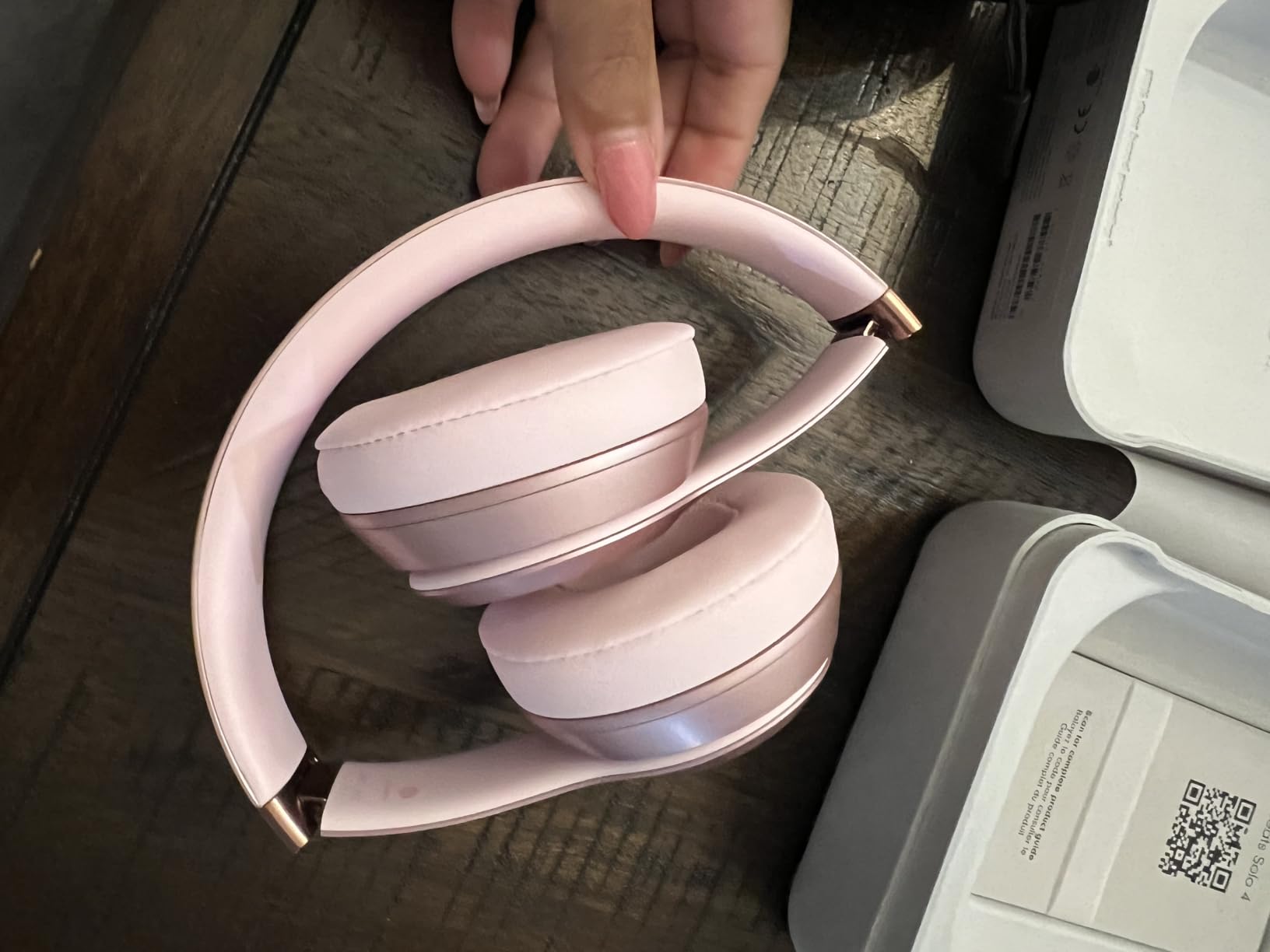 Beats Solo 4 - Wireless On-Ear Bluetooth Headphones, Up to 50-Hour Battery Life, Ultra-Lightweight Comfort, Powerful and Balanced Sound, Apple & Android Compatible - Matte Black customer photo 2