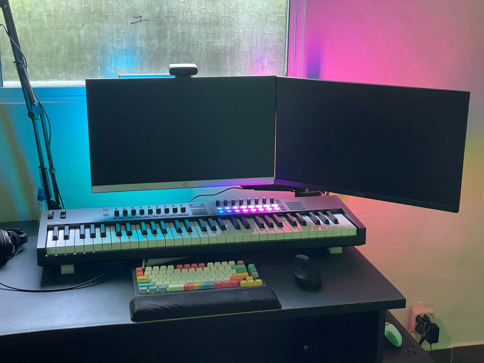 Novation Launchkey 61 MK4 USB MIDI Keyboard Controller | 61 Semi-Weighted Keys, 16 Pads with Polyphonic Aftertouch, 9 Faders, Pitch/Mod Wheels, OLED Display, Scale & Chord Modes customer photo 2