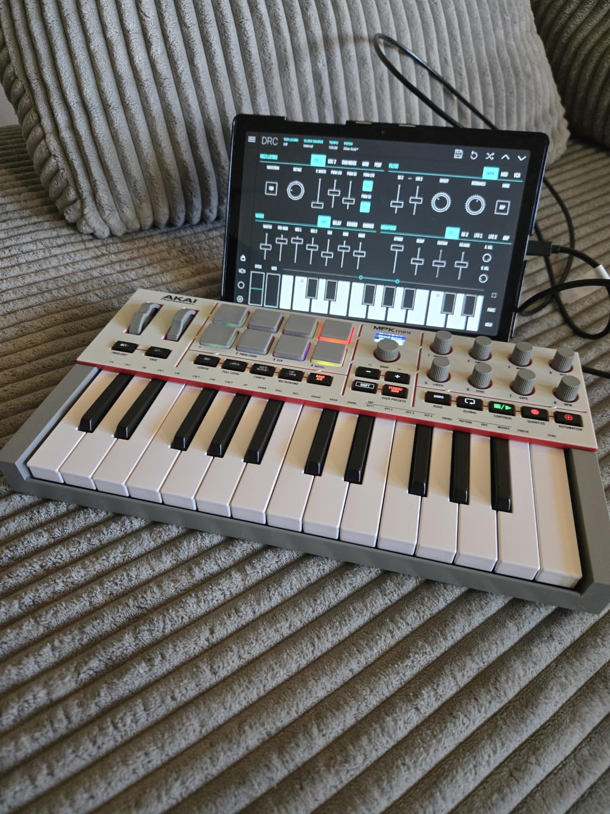 Akai Professional MPK Mini IV 25-Key USB-C MIDI Keyboard Controller, Black | Velocity-Sensitive Mini Keys, 8 MPC Pads, 360° Knobs, Chord and Scale Mode, for Beat Makers, Music Production customer photo 1
