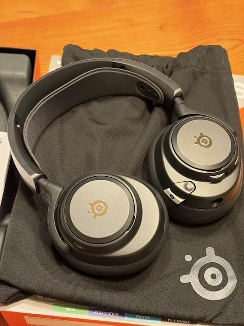 SteelSeries Arctis Nova Pro Omni - Hi-Res Wireless Gaming Headset, 96kHz/24bit, ANC, ClearCast Pro Mic, AI Noise Rejection, Mobile App, Mix 2.4GHz + BT, OmniPlay PC+PlayStation+Xbox - Midnight Blue customer photo 1